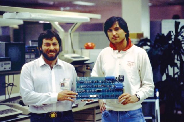 1976年，乔布斯和沃兹尼亚克拿着 Apple I 的电路板
